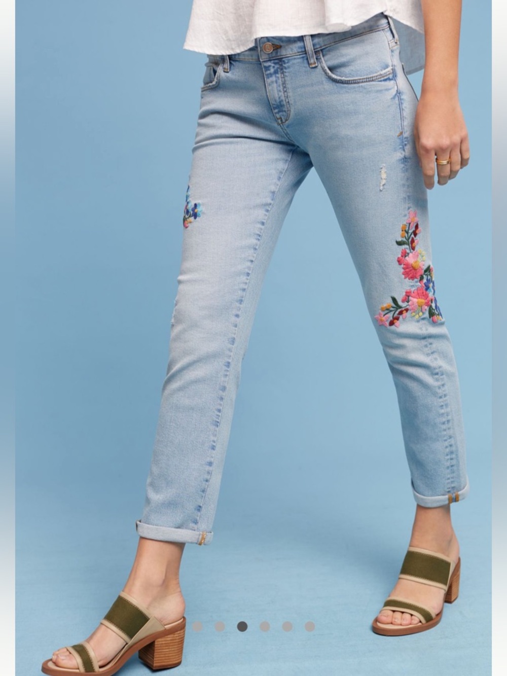 Pilcro Floral Embroidered Mid-Rise
Ankle Jean  size 26